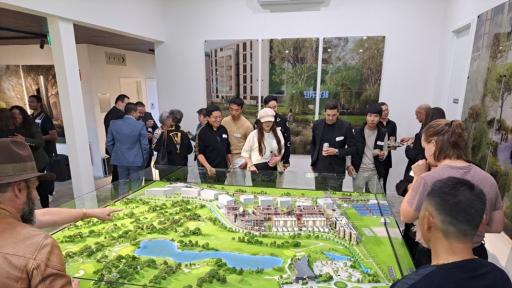 WHO MAKES THOSE COOL REAL ESTATE DISPLAY MODELS?
